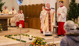 Weihbischof predigt in einer Kirche. 