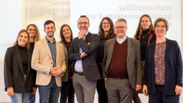 Auf dem  Foto sind Laura Kaiser, Stefanie Röhll, Jens König-Upmeyer, Maria Jansen, Dr. Alexander Gottlob Linke, Judith Rönker, Akademiedirektor PD Dr. Marc Röbel, Dr. Martina Schumacher und Dr. Ulrike Kehrer zu sehen